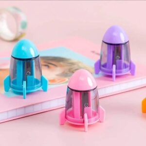 تراش فانتزی طرح موشک در رنگ های آبی، بنفش و صورتی با طراحی جذاب و مناسب دانش آموزان و علاقه مندان به لوازم التحریر خاص